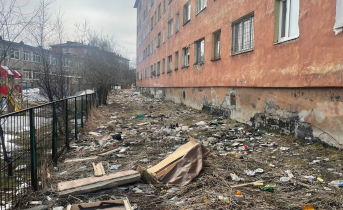 «Издевательство над людьми», - мурманчане пожаловались на свалку под окнами Мусор