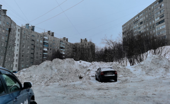 Мурманчане возмущены снежными завалами во дворах Снежная горка