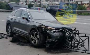 В Мурманске внедорожник влетел в забор Автомобиль