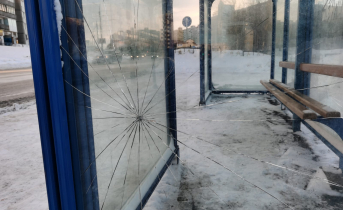 Вандалы разгромили остановку в центре Мурманска Вандализм