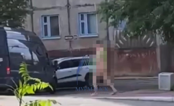 Разгуливающий по улице голый мужчина из Мурманской области шокировал северян Дом