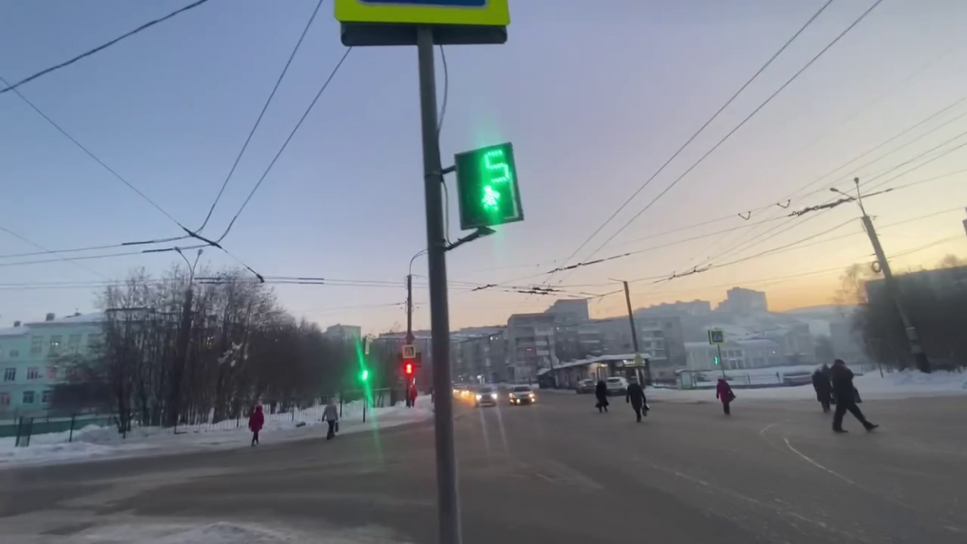 Светофор на перекрестке в Мурманске вводит людей в заблуждение Светофор