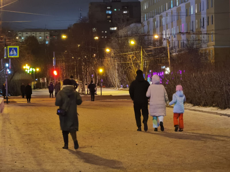 На маму несовершеннолетних детей завели уголовное дело в Мурманской области Прохожие