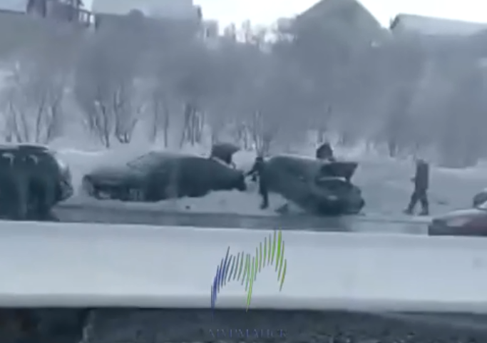 На трассе в Мурманской области столкнулись 8 автомобилей ДТП