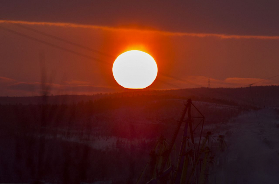 Завораживающие фотографии. Яркий закат поймали в Мурманске