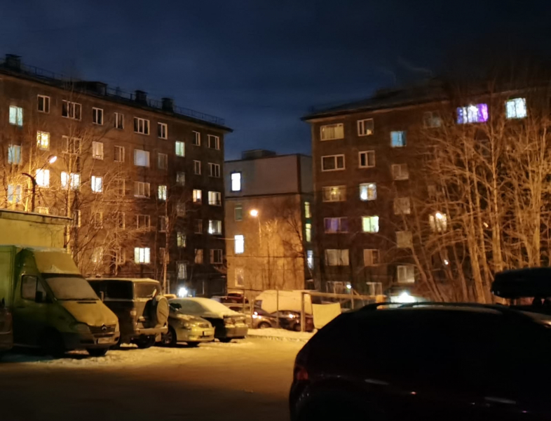 В мурманском хостеле мужчина угрожал поджечь автомобиль одного из постояльцев Двор