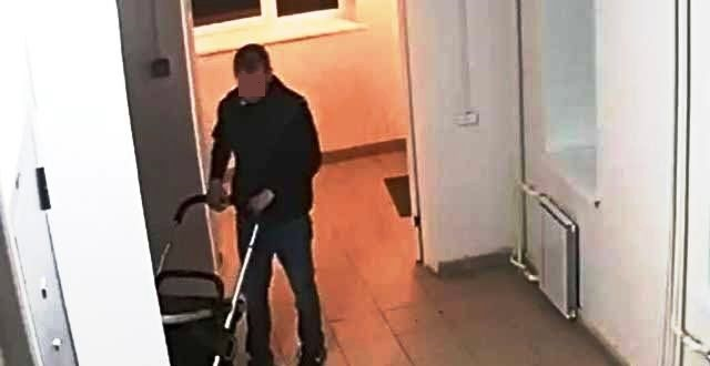 53-летний мурманчанин украл детскую коляску Кража