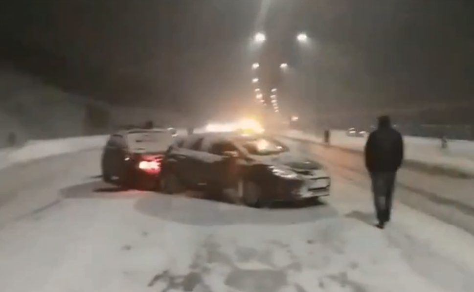 Последствия массовой аварии на подъезде к Мурманску попали на видео Авария
