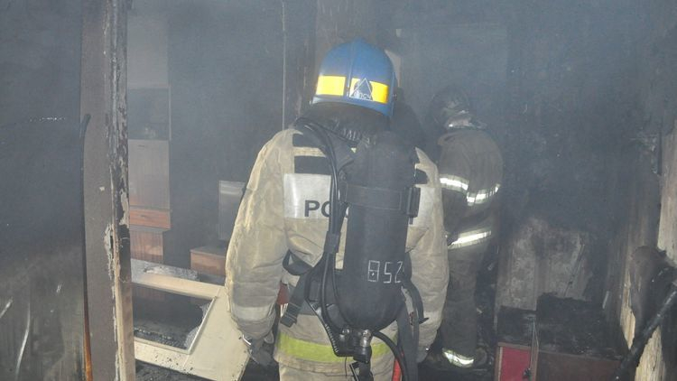 В Мурманской области жилую квартиру охватило огнем Пожарные