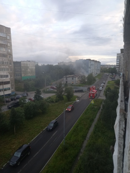 В Мурманске горел дом на Бредова, фото Пожар