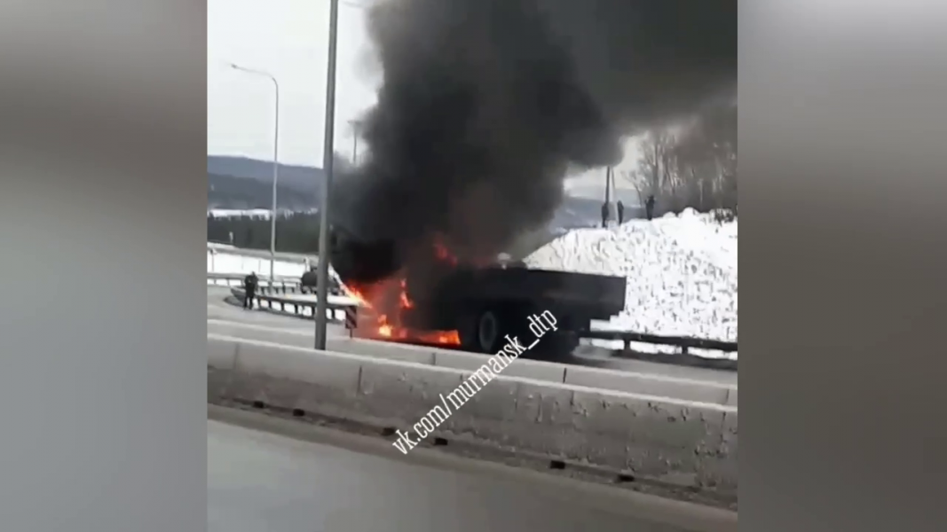 Горящий грузовик на трассе в Мурманске попал на видео Возгорание