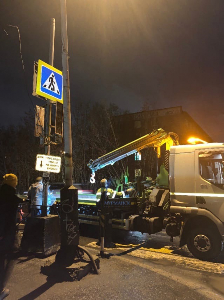 В Мурманске восстанавливают оторванные светофоры после происшествия с самосвалом восстановительные работы