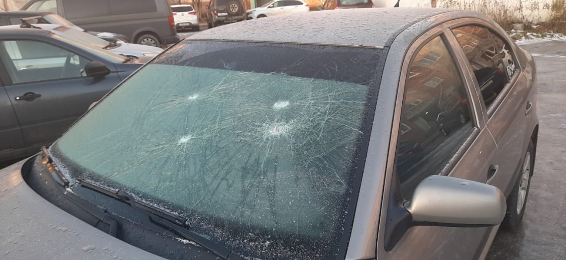 Неизвестные разбили автомобиль в Мурманской области Вандалы