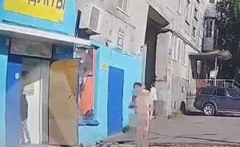 Разгуливающий по городу голый мужчина шокировал мурманчан Голый мужчина