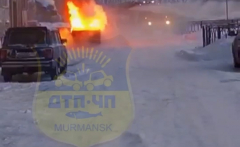 Полыхающий автомобиль в Мурманской области попал на видео Пожар
