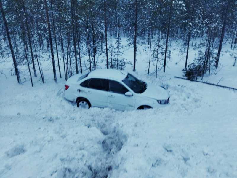 Автомобиль вылетел с дороги на трассе в Мурманской области Авария