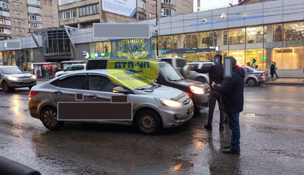 В центре Мурманска из-за ДТП с такси образовалась пробка Авария