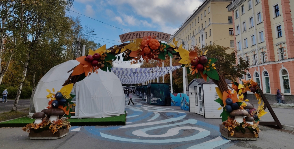 В центре Мурманска мужчина разрушил декорации В центре Мурманска мужчина разрушил декорации