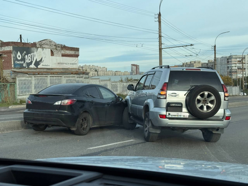 Странная авария двух автомобилей случилась в Мурманске Авария