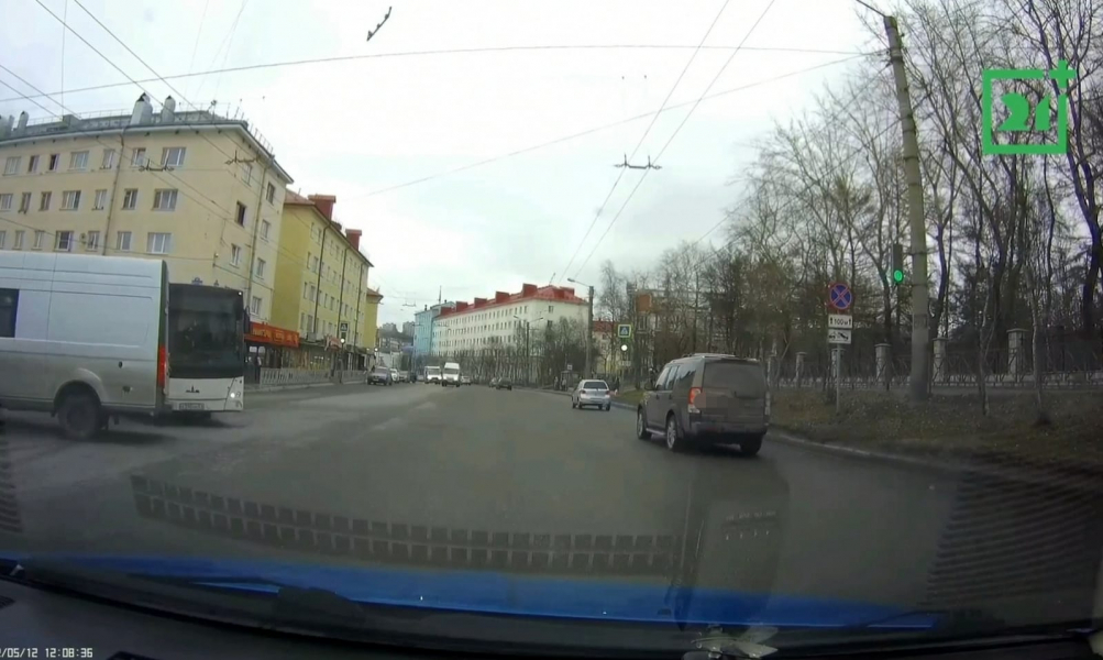 Нелепое ДТП с общественным транспортом в центре Мурманска попало на видео ДТП