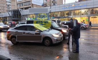 В центре Мурманска из-за ДТП с такси образовалась пробка Авария