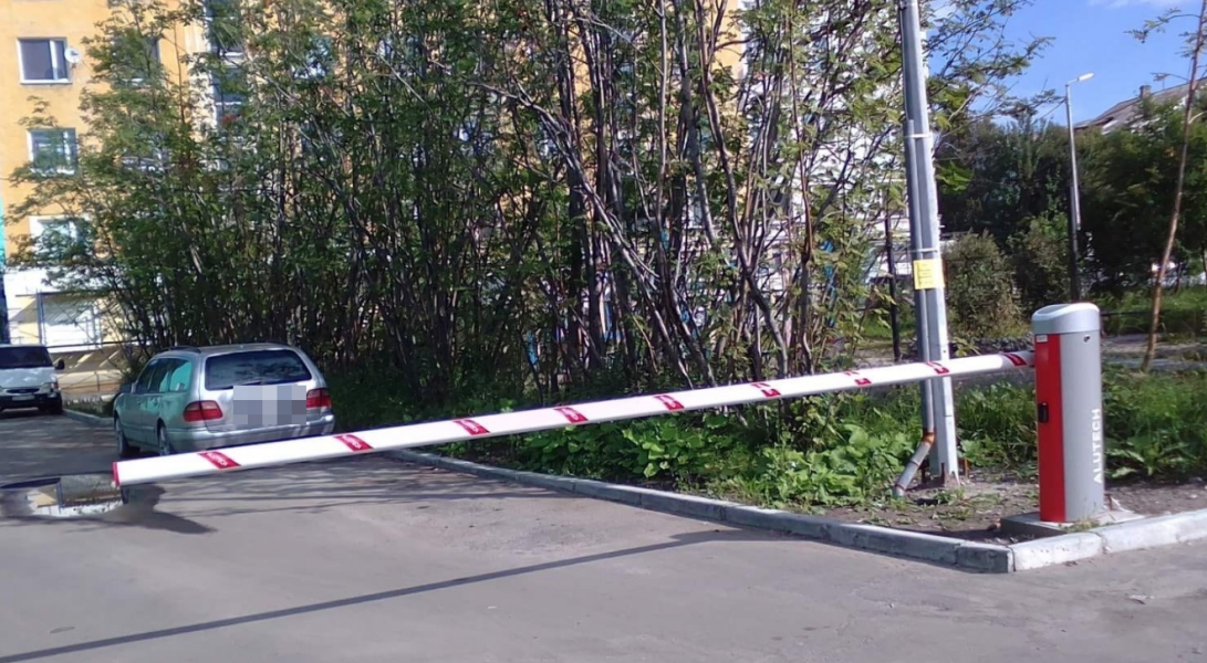 «Это грубо нарушает их права». Северянин пожаловался на изменения в мурманском дворе Шлагбаум