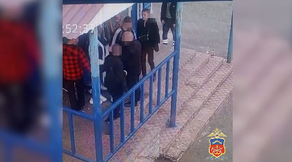 Массовая драка у заведения в Заполярье попала на видео Драка