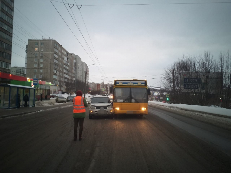 Автобус с пассажирами попал в ДТП в Мурманске ДТП
