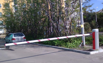 «Это грубо нарушает их права». Северянин пожаловался на изменения в мурманском дворе Шлагбаум