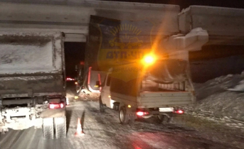 Большегруз врезался в мост в Мурманской области Авария в Мурманской области