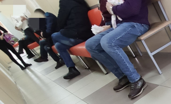 Мурманчане пожаловались на отсутствие бахил в поликлиниках города Поликлиника