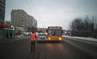 Автобус с пассажирами попал в ДТП в Мурманске ДТП