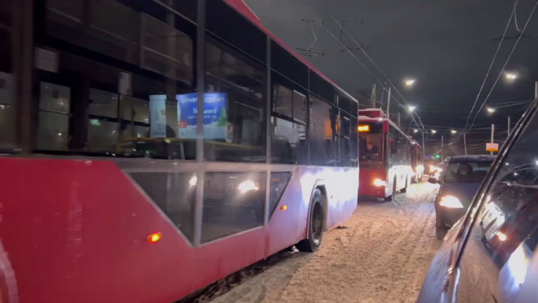 В центре Мурманска парализовало движение Троллейбус