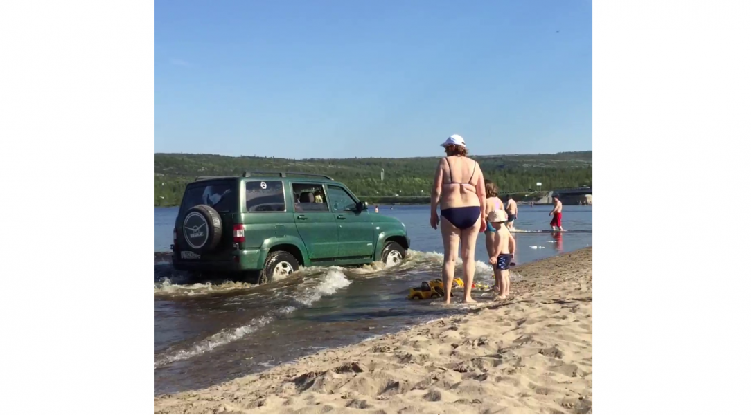 Северяне в соцсетях возмущены поступком автомобилиста в Ура-Губе Автомобиль едет по пляжу