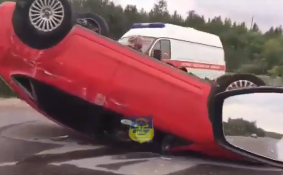 Страшная авария в Мурманской области: один автомобиль перевернулся, фото ДТП
