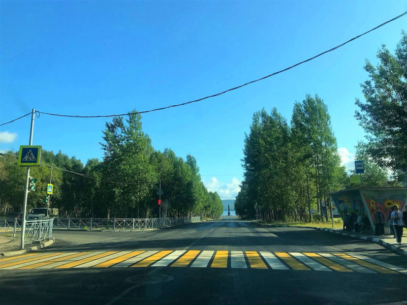 В Заполярье глобально обновили дороги Дорога, Мончегорск, Мурманская область, пешеходный переход, остановка, люди