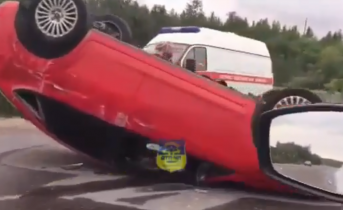 Страшная авария в Мурманской области: один автомобиль перевернулся, фото ДТП