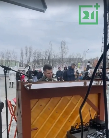 В центре Мурманска выступил уличный пианист Концерт