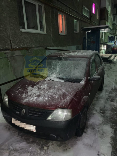 В Мурманске глыба льда упала на припаркованный автомобиль Автомобиль