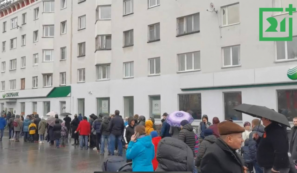 Очередь перед полевой кухней в Мурманске очередь