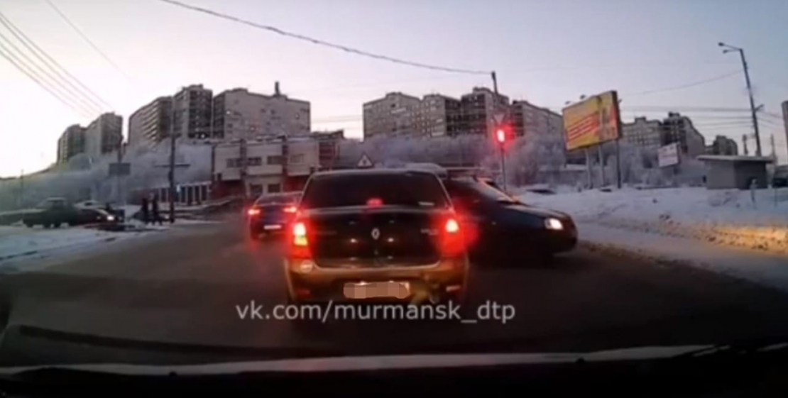 Странный маневр водителя такси удивил мурманчан Машины