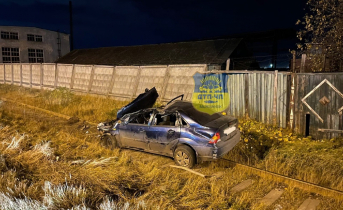 В Мурманске автомобиль опрокинулся и вылетел на рельсы Авария
