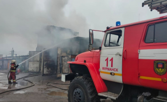 В Мурманске загорелись гаражи на улице Нахимова пожар