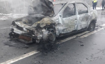 Выпрыгивали из горящей машины. Очевидцы рассказали о страшной аварии в Мурманской области Авария