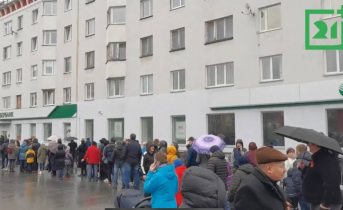 Очередь перед полевой кухней в Мурманске очередь