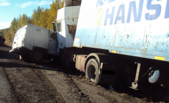 Два человека пострадали в аварии с большегрузом в Мурманской области Авария