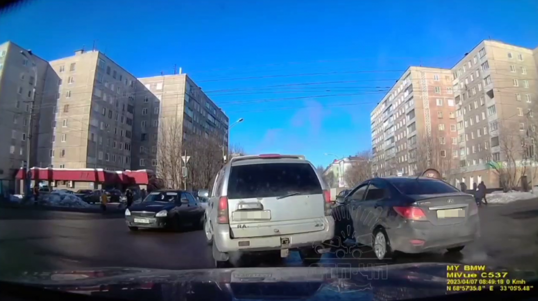 Опасный маневр в Мурманске Машины