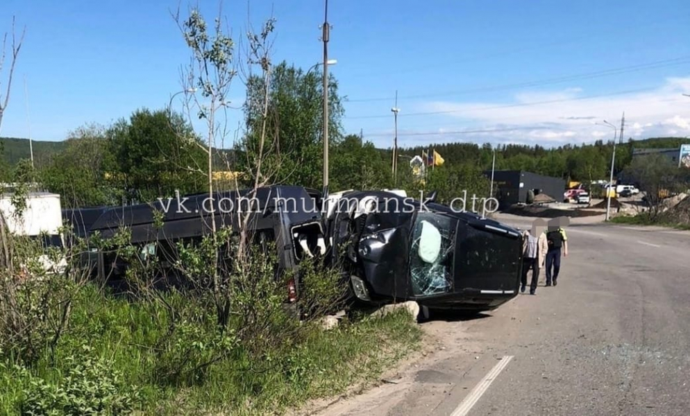 В Мурманске машина вылетела с дороги и врезалась в припаркованный микроавтобус ДТП