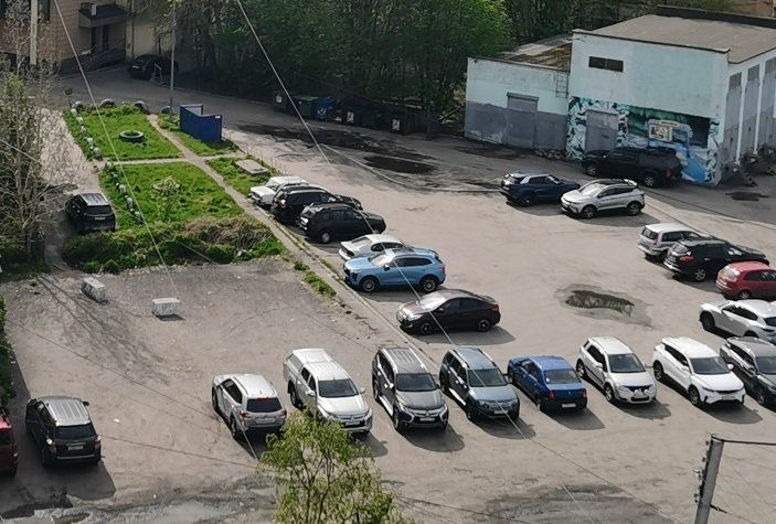 Две агрессивные северянки устроили дебош на АЗС Машины