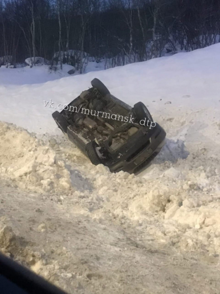 На «Ленинградке» в Мурманске слетел с дороги и перевернулся ДТП